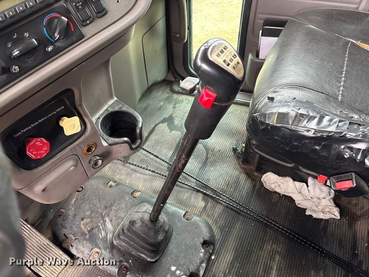 image for item EF1001 2013 Peterbilt 386 semi truck