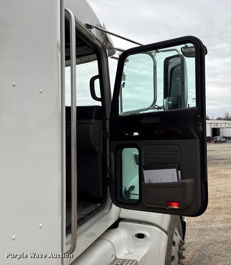 image for item EF1001 2013 Peterbilt 386 semi truck