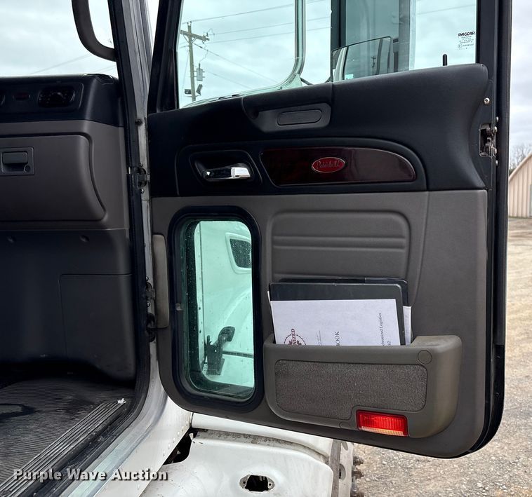 image for item EF1001 2013 Peterbilt 386 semi truck