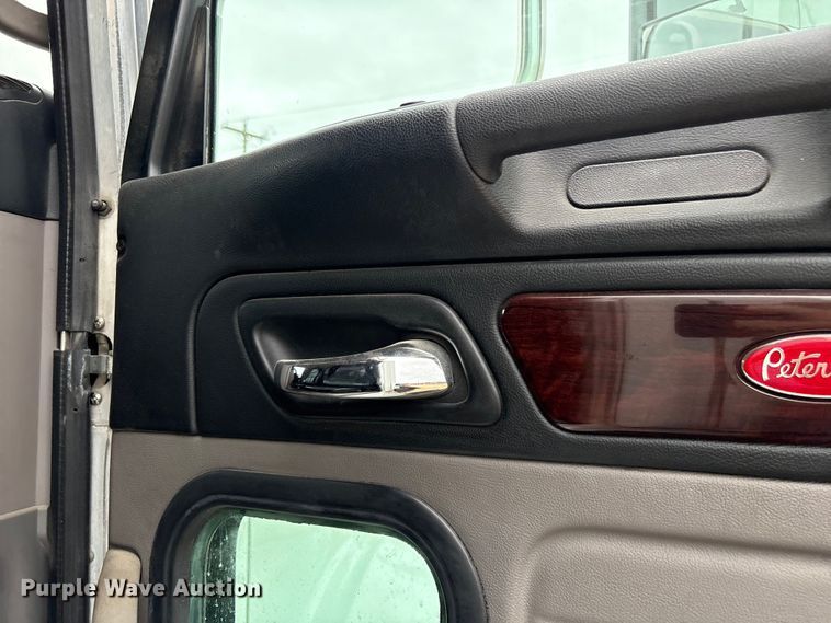 image for item EF1001 2013 Peterbilt 386 semi truck