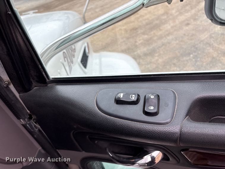 image for item EF1001 2013 Peterbilt 386 semi truck