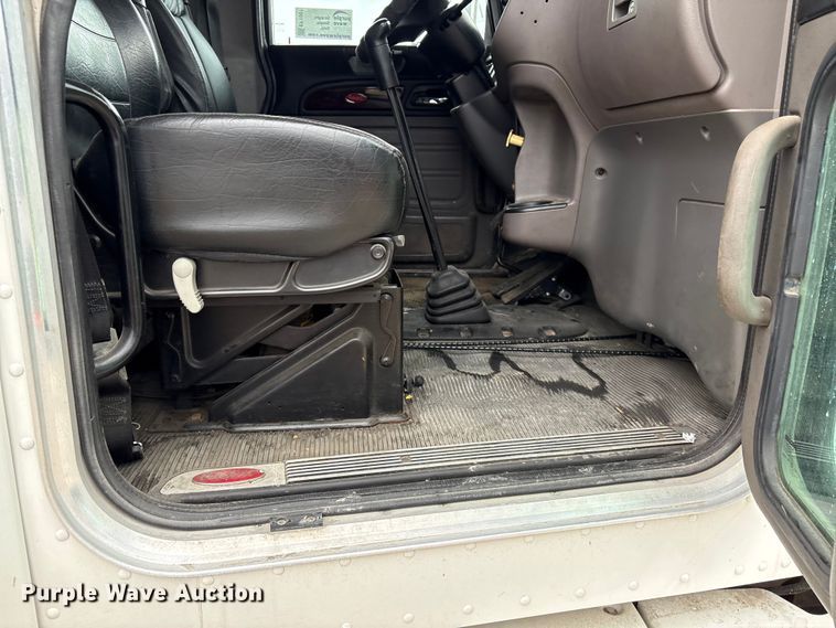 image for item EF1001 2013 Peterbilt 386 semi truck