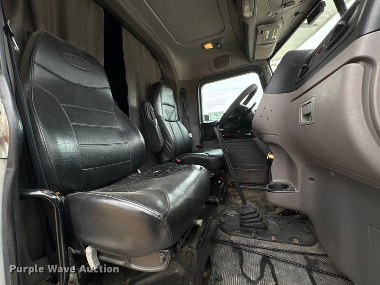 image for item EF1001 2013 Peterbilt 386 semi truck