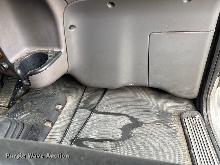 image for item EF1001 2013 Peterbilt 386 semi truck