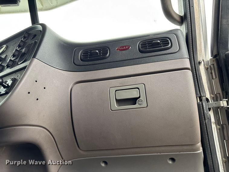 image for item EF1001 2013 Peterbilt 386 semi truck