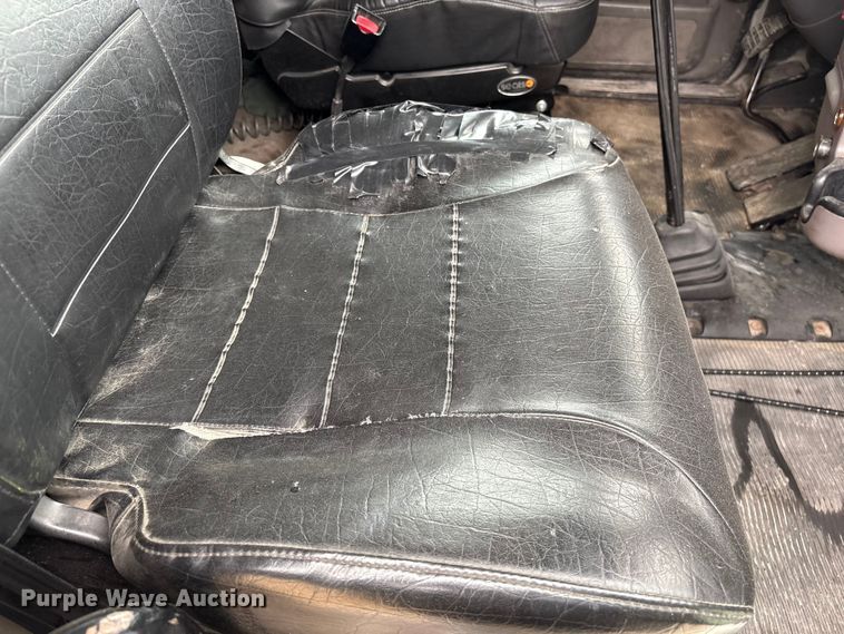 image for item EF1001 2013 Peterbilt 386 semi truck