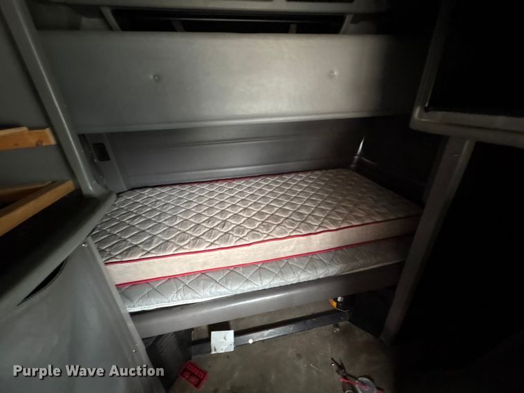 image for item EF1001 2013 Peterbilt 386 semi truck