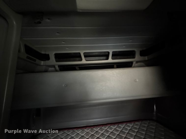 image for item EF1001 2013 Peterbilt 386 semi truck