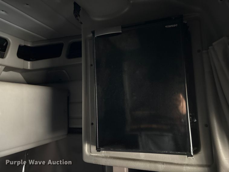 image for item EF1001 2013 Peterbilt 386 semi truck