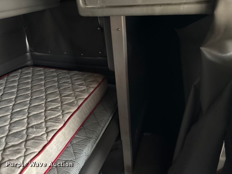 image for item EF1001 2013 Peterbilt 386 semi truck