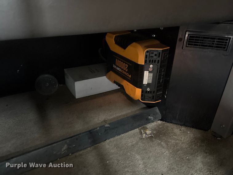 image for item EF1001 2013 Peterbilt 386 semi truck