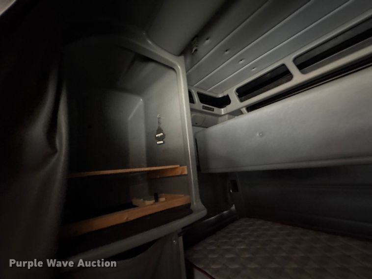 image for item EF1001 2013 Peterbilt 386 semi truck