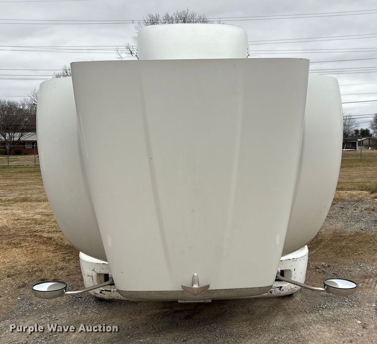 image for item EF1001 2013 Peterbilt 386 semi truck