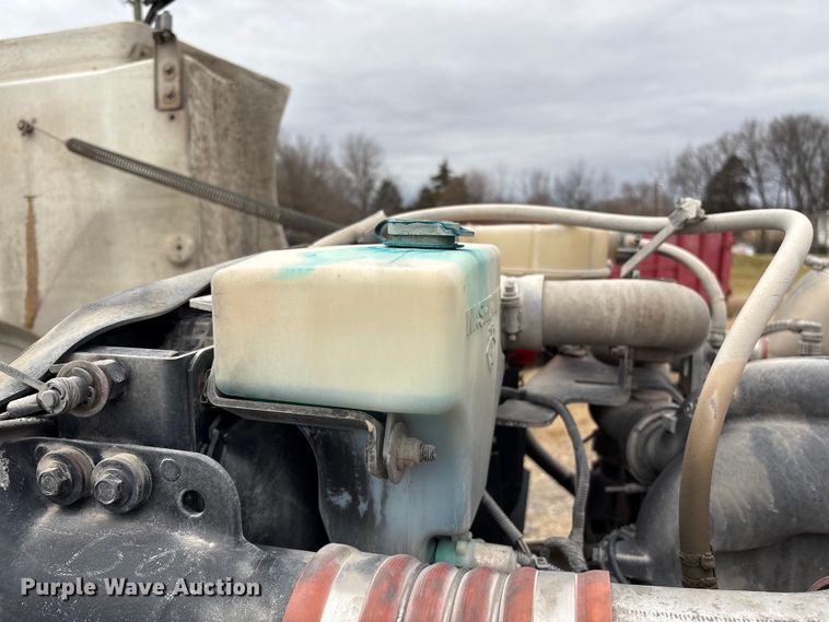 image for item EF1001 2013 Peterbilt 386 semi truck