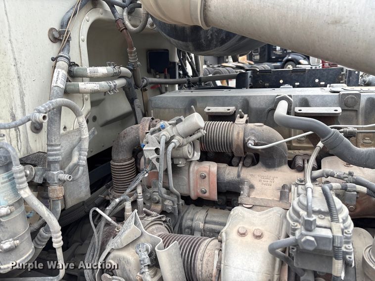 image for item EF1001 2013 Peterbilt 386 semi truck