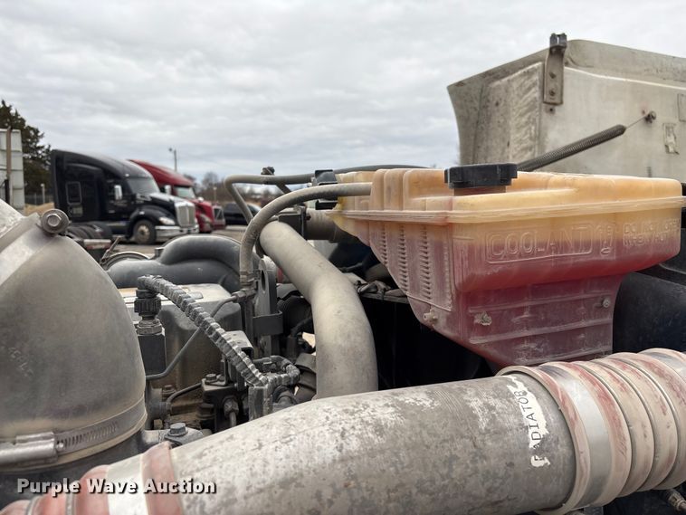 image for item EF1001 2013 Peterbilt 386 semi truck