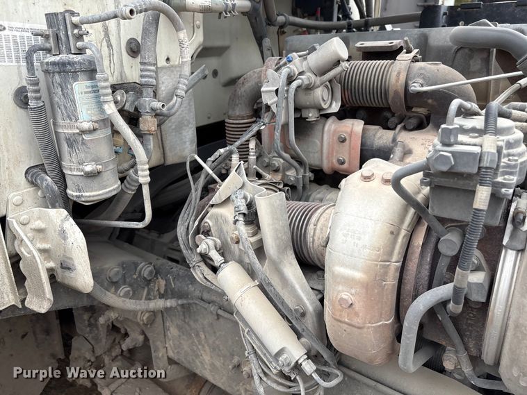 image for item EF1001 2013 Peterbilt 386 semi truck