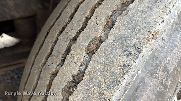 image for item EF1001 2013 Peterbilt 386 semi truck