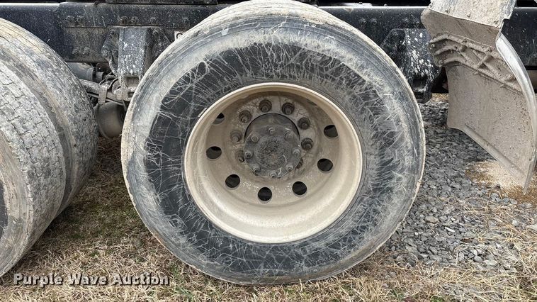 image for item EF1001 2013 Peterbilt 386 semi truck