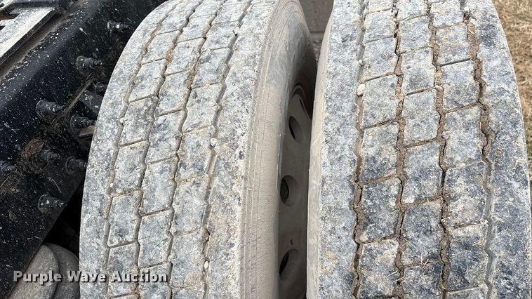 image for item EF1001 2013 Peterbilt 386 semi truck