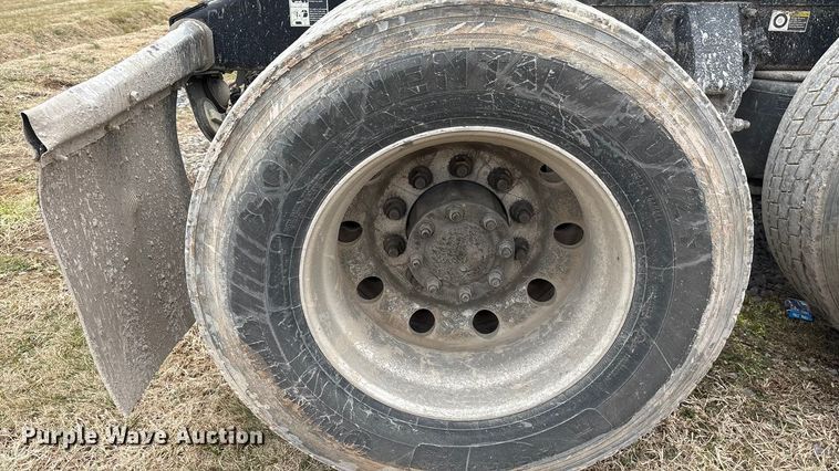 image for item EF1001 2013 Peterbilt 386 semi truck