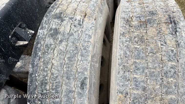 image for item EF1001 2013 Peterbilt 386 semi truck