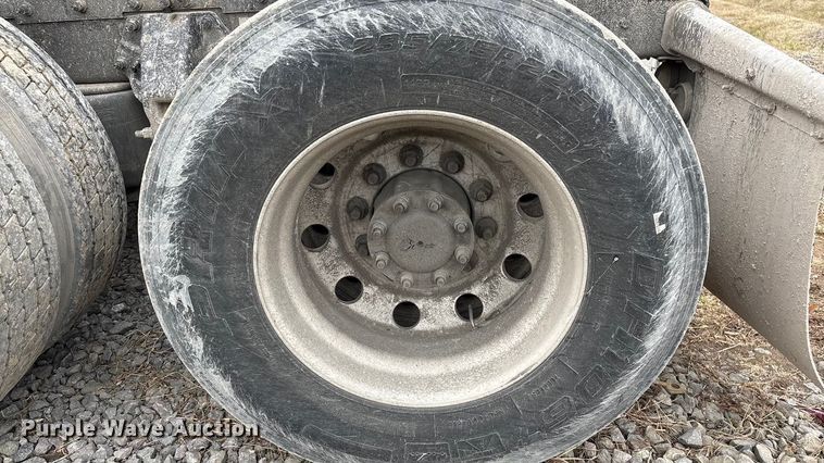 image for item EF1001 2013 Peterbilt 386 semi truck