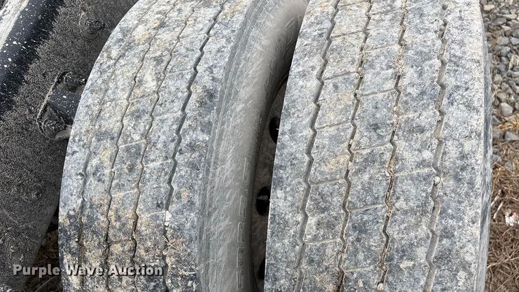 image for item EF1001 2013 Peterbilt 386 semi truck