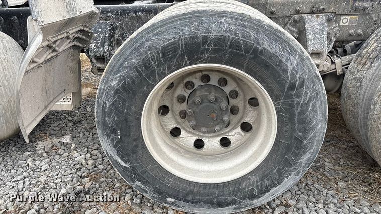 image for item EF1001 2013 Peterbilt 386 semi truck