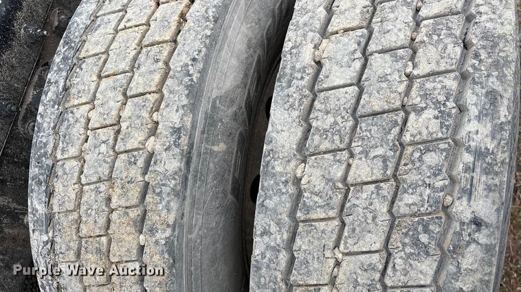 image for item EF1001 2013 Peterbilt 386 semi truck