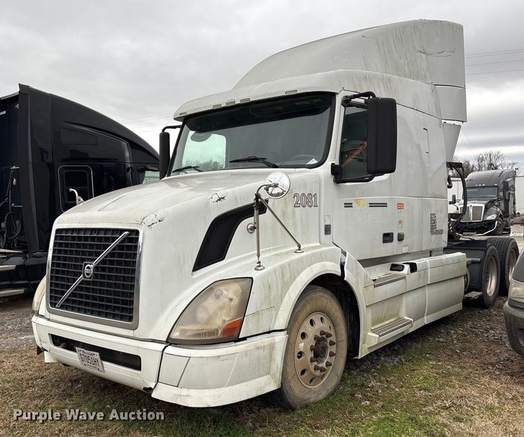 image for item EF1002 2011 Volvo VNL semi truck