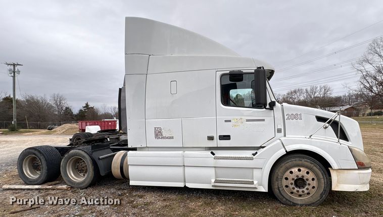 image for item EF1002 2011 Volvo VNL semi truck
