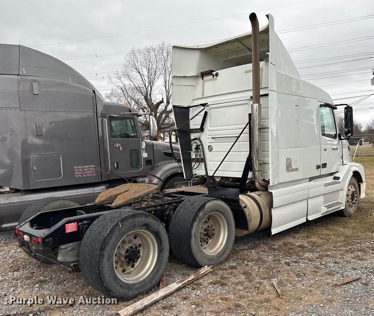 image for item EF1002 2011 Volvo VNL semi truck