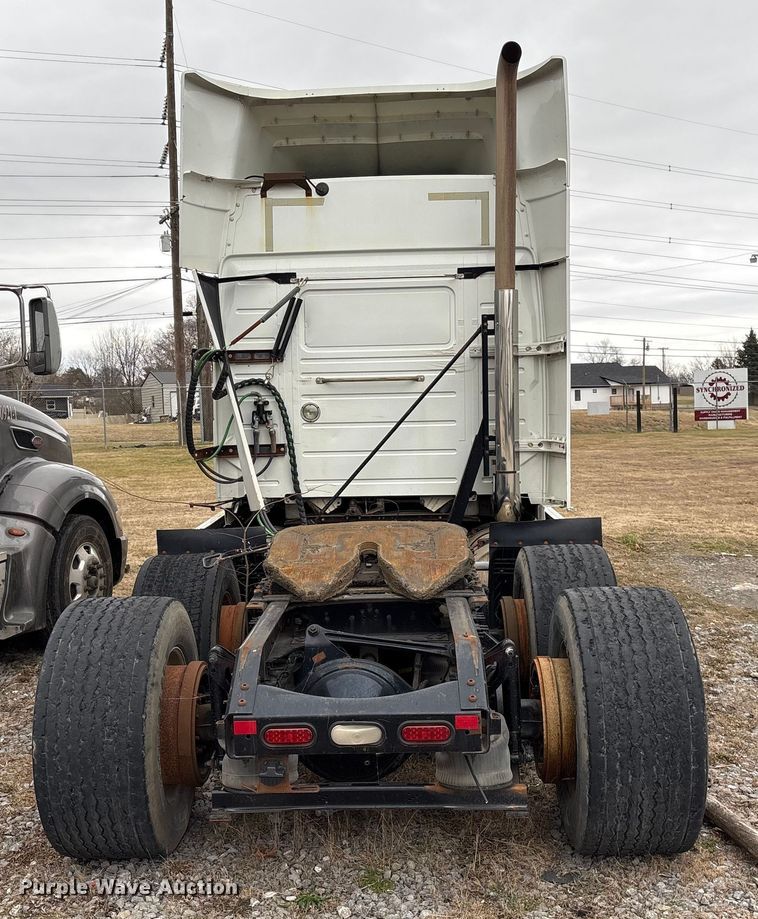 image for item EF1002 2011 Volvo VNL semi truck