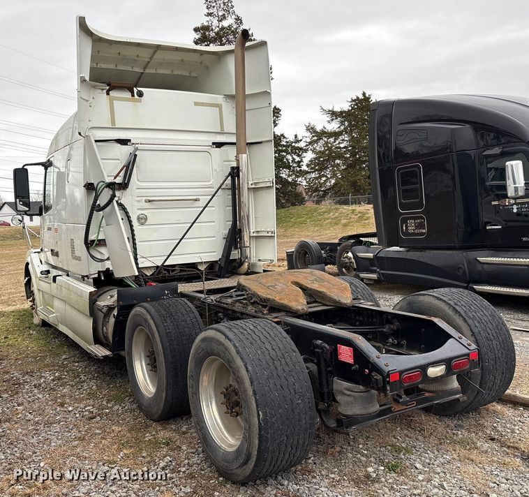 image for item EF1002 2011 Volvo VNL semi truck