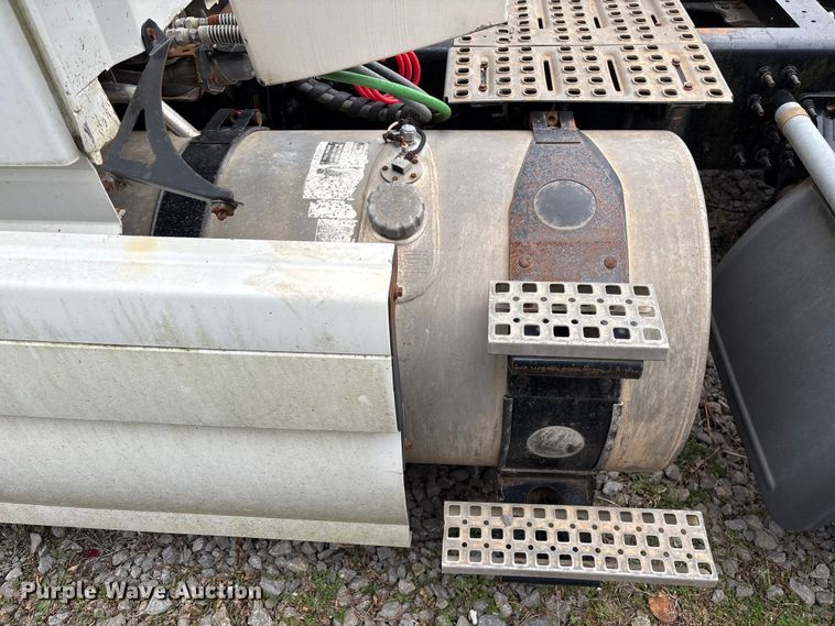 image for item EF1002 2011 Volvo VNL semi truck