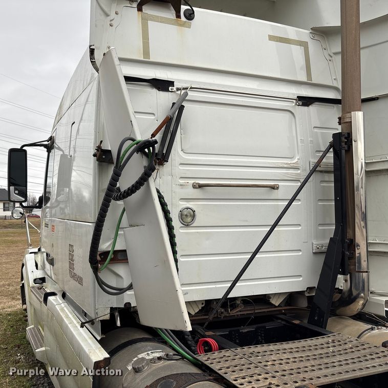 image for item EF1002 2011 Volvo VNL semi truck