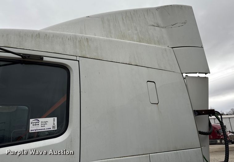 image for item EF1002 2011 Volvo VNL semi truck