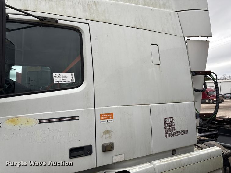 image for item EF1002 2011 Volvo VNL semi truck
