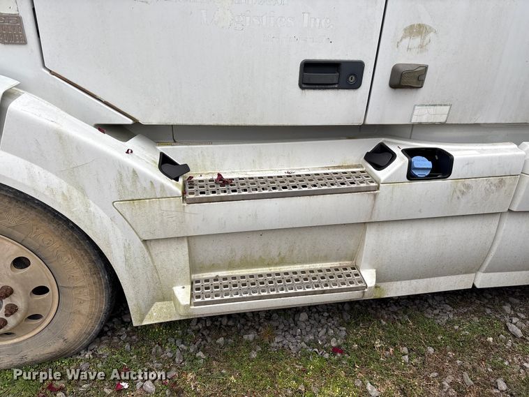 image for item EF1002 2011 Volvo VNL semi truck