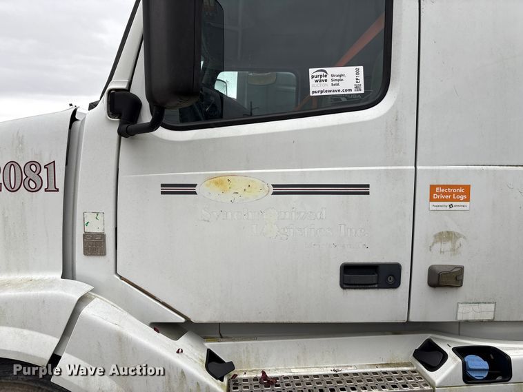 image for item EF1002 2011 Volvo VNL semi truck