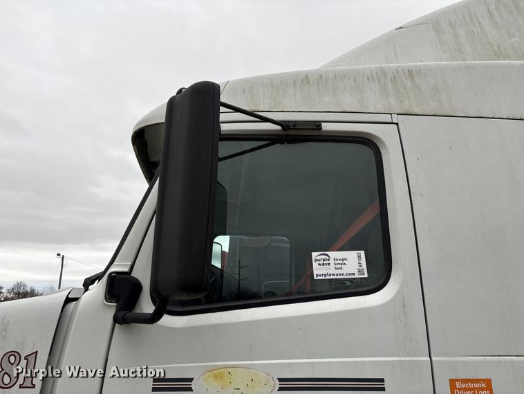 image for item EF1002 2011 Volvo VNL semi truck