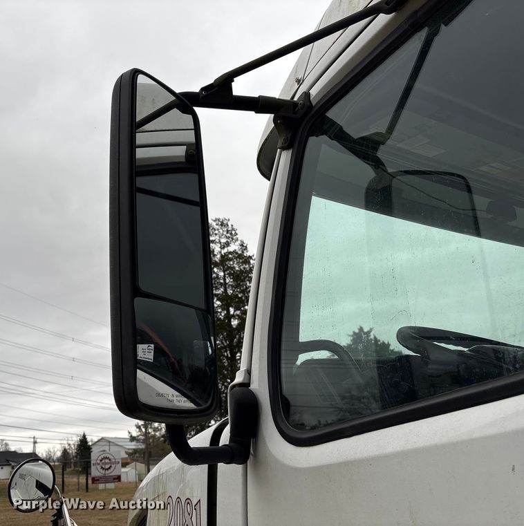 image for item EF1002 2011 Volvo VNL semi truck