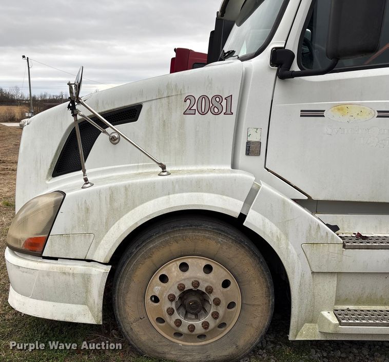 image for item EF1002 2011 Volvo VNL semi truck