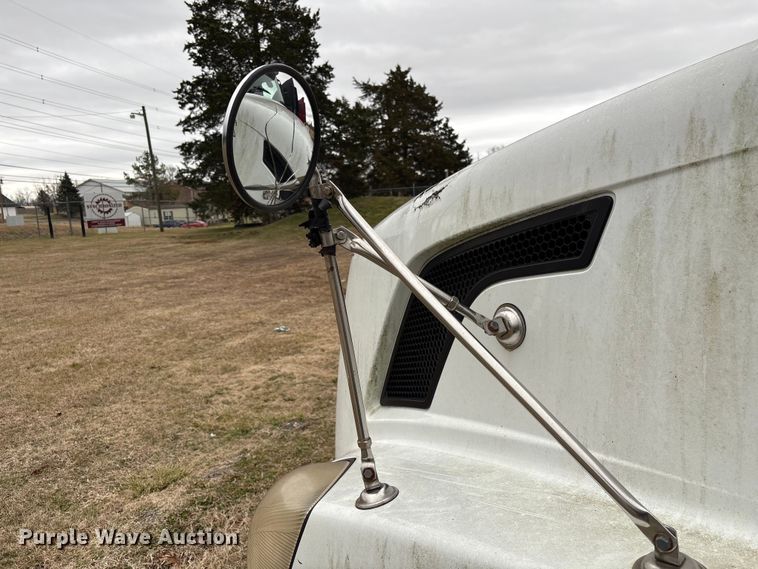 image for item EF1002 2011 Volvo VNL semi truck