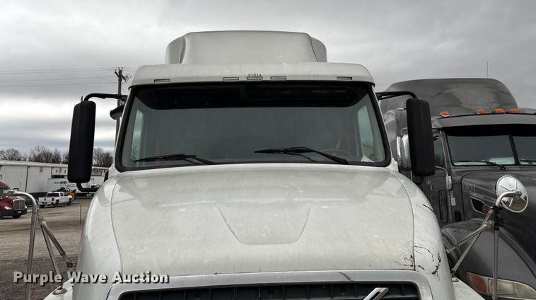 image for item EF1002 2011 Volvo VNL semi truck