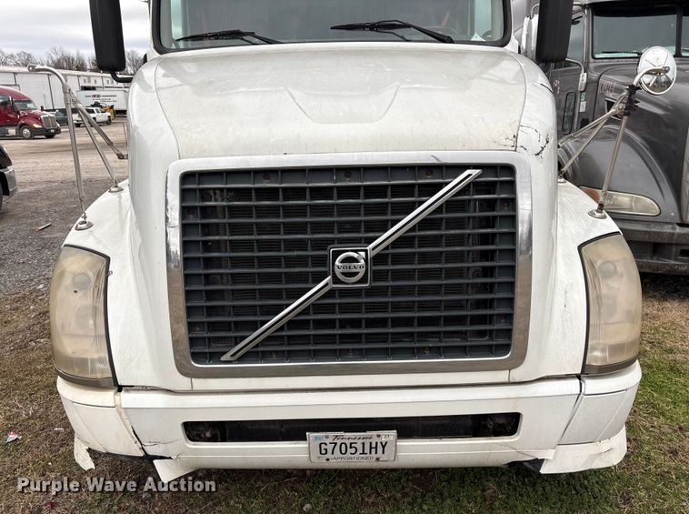 image for item EF1002 2011 Volvo VNL semi truck