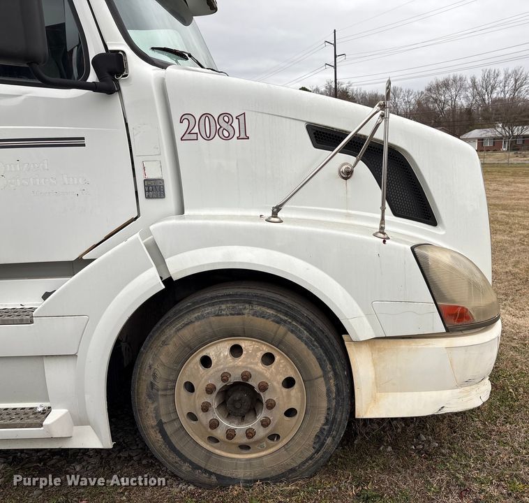 image for item EF1002 2011 Volvo VNL semi truck