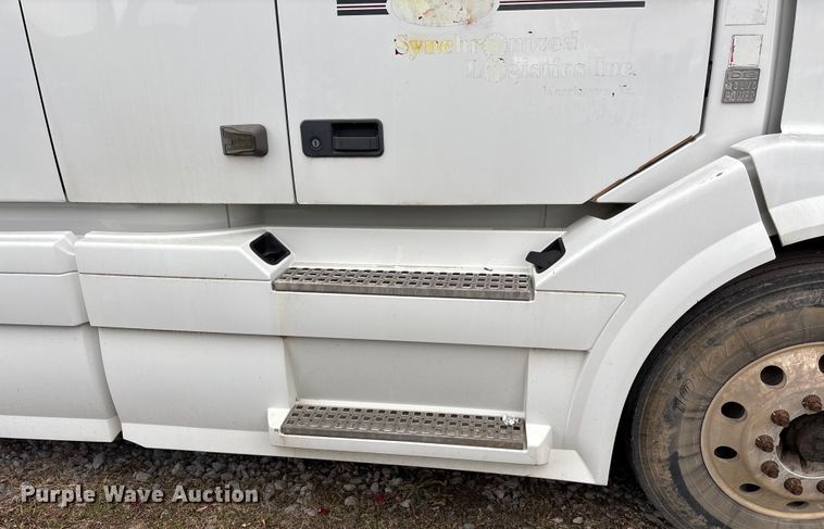 image for item EF1002 2011 Volvo VNL semi truck