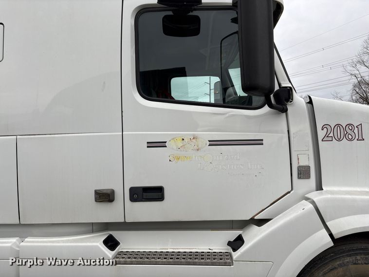 image for item EF1002 2011 Volvo VNL semi truck